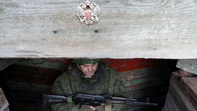 متمردون موالون لروسيا يحرسون مواقع قتالية بالقرب من خط التماس في منطقة لوهانسك في 17 فبراير/شباط عام 2020.