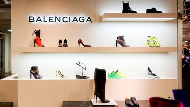 ske Tredive inerti Balenciaga sorry over mistreatment of Chinese shoppers in Paris - BBC News
