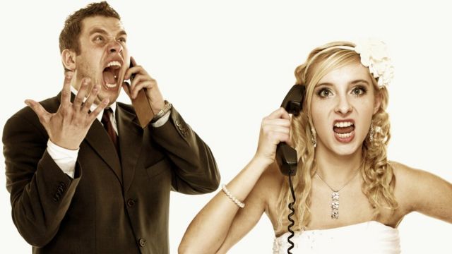 Pareja hablando por teléfono