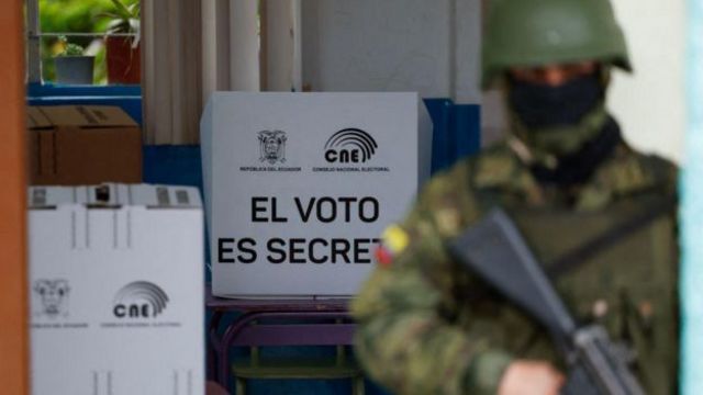 Militar armado em local de votação no Equador
