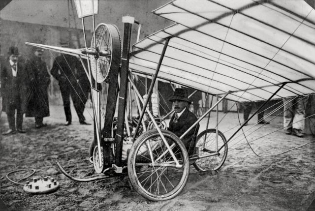 Santos Dumont a bordo de um de dois muitos dirigíveis que inventou
