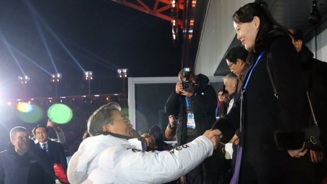 Mu gufungura imikino ya Winter Olympics 2018, Perezida wa Koreya y'Epfo Moon Jae-in (ibumoso) yahuye na Kim Yo-jong (iburyo), mushiki wa Kim Jong-un