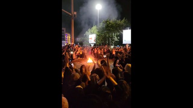 تصاویر منتشر شده در شبکه‌های اجتماعی نشان می‌دهد که در ساری گروهی از معترضان با شعار «استقلال آزادی حجاب اختیاری» روسری‌هایشان را به آتش می‌کشند