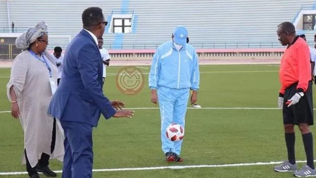 Madaxweyne Farmaajo oo ku sugnaa garoonka xilli ay socdeen howlaha dayactirka ah