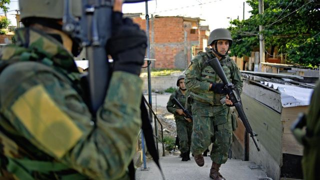 Militares brasileños desplegados en una favela.