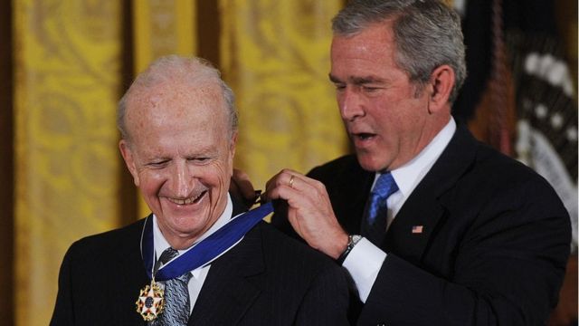 El presidente de EE.UU., George Bush, coloca la Medalla Presidencial de Libertad al premio Nobel de economía de 1992, Gary Becker
