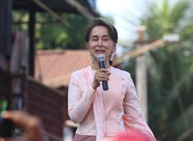 ဝန်ကြီးချုပ် ဆရာဝန်ကိုယ်တိုင် ကွမ်းစားနေတာ ကတော့ပြည်သူတွေစံနမူနာ ယူ ဖို့ သိပ်မကောင်းဖူးလို့လည်းဒေါ်အောင်ဆန်းစုကြည် ကကပြောပါတယ်။