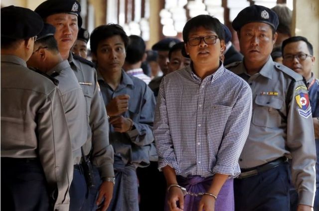 Kyaw Soe Oo (ortada solda) ve Wa Lone (ortada sağda) Aralık ayında gözaltına alınmıştı