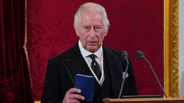 الملك تشارلز الثالث يلقي كلمة خلال حفل إعلان تتويجه