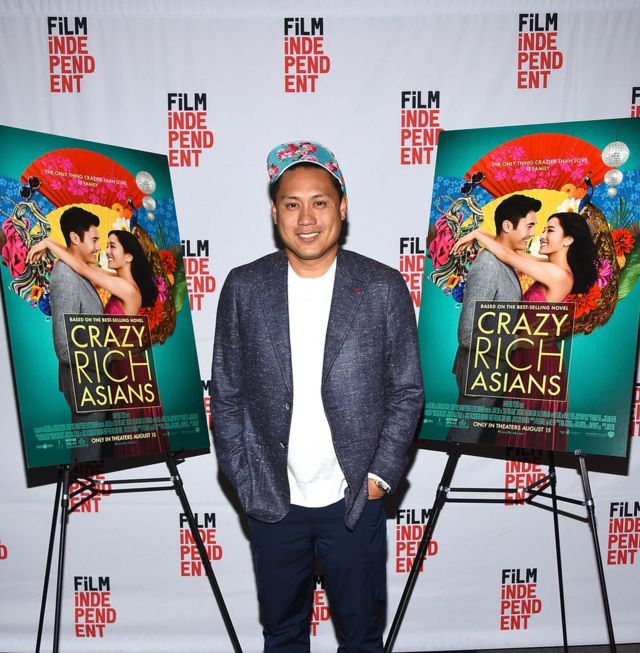 导演朱浩伟(Jon M.Chu,如图):一位出生在当地的华人二代,导演了25年来第一部,全部都是亚裔角色的好莱坞电影。