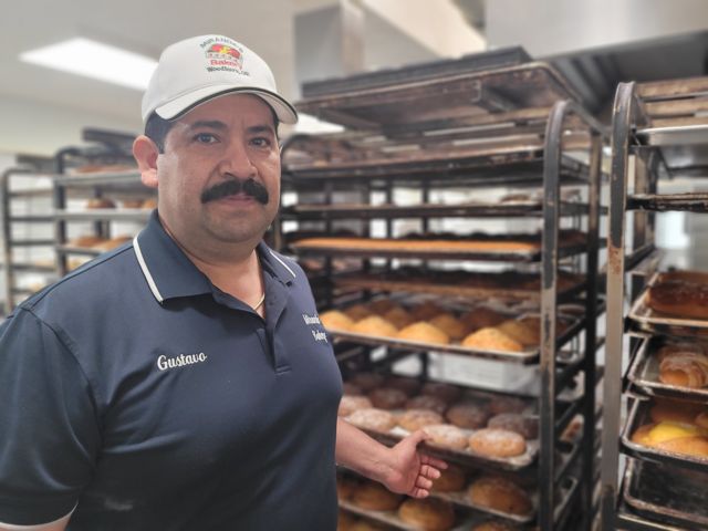 Gustavo Miranda con su producción de pastelería mexicana.