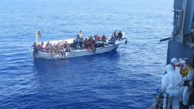 صورة إرشيفية لإنقاذ قارب مهاجرين في المياه اللبنانية