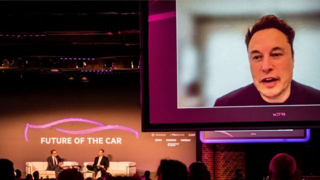 Elon Musk habla sobre los autos eléctricos durante una conferencia