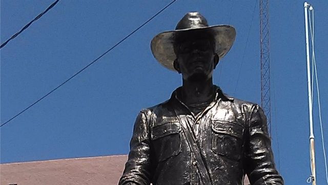 Monumento al bracero mexicano en Empalme, Sonora.