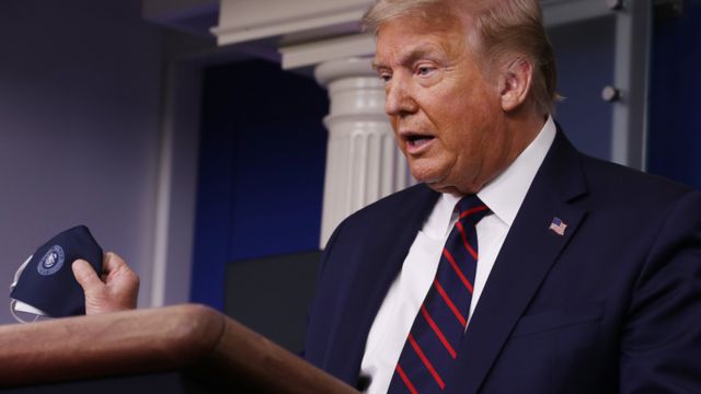 Трамп с маской