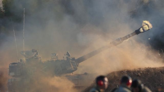 L'artillerie israélienne tire des obus sur des cibles dans la bande de Gaza, à la frontière entre Israël et Gaza (13 mai 2021)