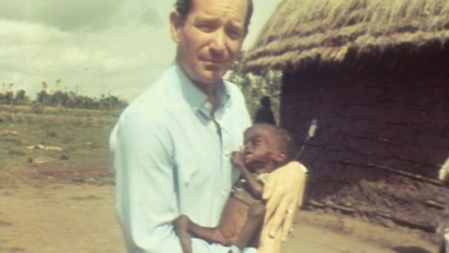 1984年埃塞俄比亚大饥荒，前往报道新闻的BBC记者手捧一名当地饥馑的儿童