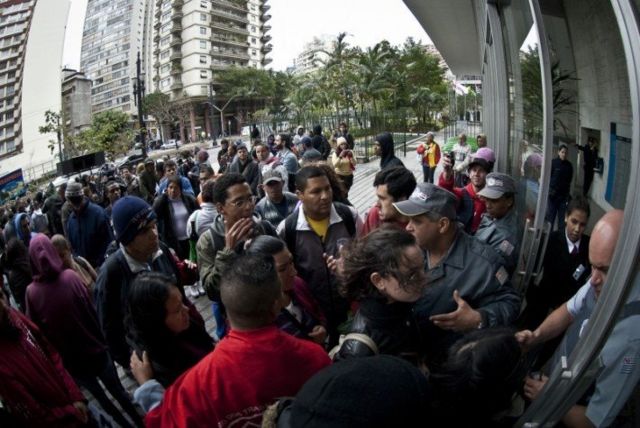 Manifestantes em frente à Câmara Municipal de São Paulo