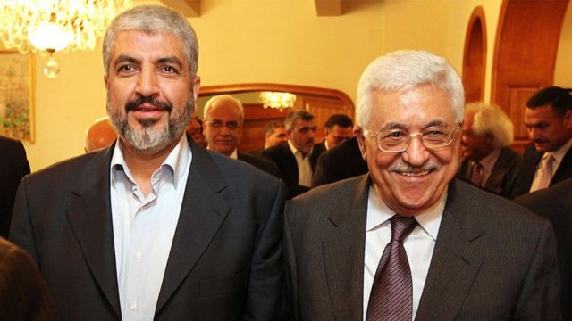 Khaled Meshaal de Hamás (izq.) y Mahmoud Abbas de Fatah, en 2014