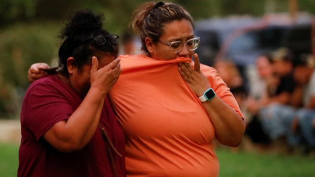 Dos mujeres lloran tras el tiroteo