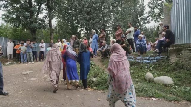 சுனில் குமார் மறைவுக்கு இரங்கல் தெரிவிக்க சோட்டிபுரா கிராமத்திற்கு வந்த மக்கள்