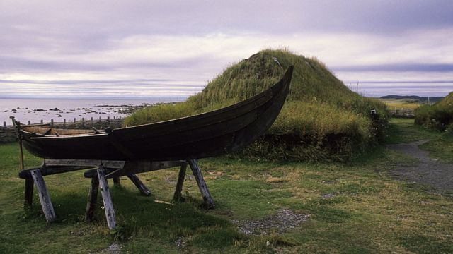 Barca y montículo, que en realidad es una vivienda al estilo vikingo.