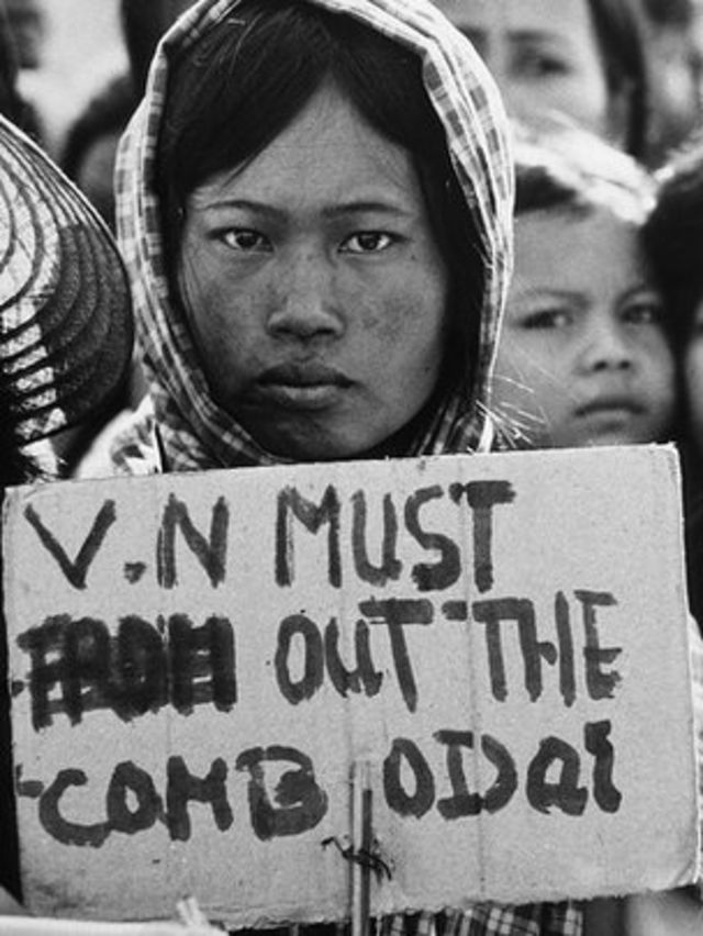 Một người biểu tình Campuchia cầm biểu ngữ lôi kéo VN rời khỏi Campuchia năm 1979