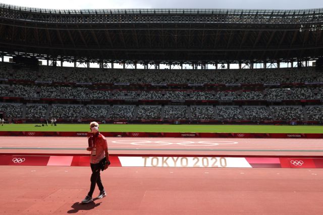 Abertura das Olimpíadas tem estádio vazio e protestos do lado de fora