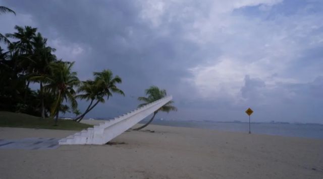 Escada em praia vazia