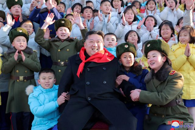 Kuzey Kore lideri Kim Jong-un 'Kore Çocuk Birliği'nden çocuklarla birlikte, 1 Ocak 2023 
