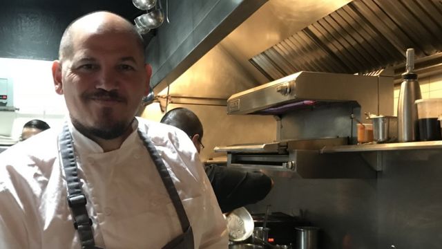 Eduardo García en la cocina de su restaurante Máximo Bistrot