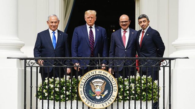 O primeiro-ministro israelense, Benjamin Netanyahu, o presidente dos EUA, Donald J. Trump, o ministro das Relações Exteriores do Bahrein, Sheikh Khalid Bin Ahmed Al-Khalifa, e o ministro das Relações Exteriores dos Emirados Árabes Unidos, Sheikh Abdullah bin Zayed bin Sultan Al Nahyan, durante a cerimônia de assinatura dos Acordos de Abraão