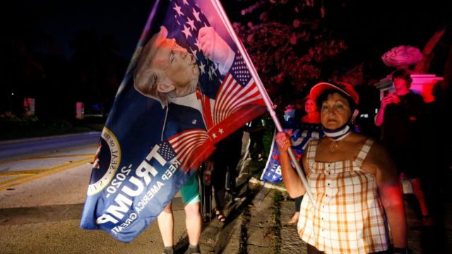 Partidarios de Trump acudieron con banderas este lunes por la noche a las inmediaciones de Mar-a-Lago.