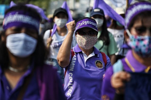 أعضاء من جمعيات حقوق العمال التايلندية ونقابات الشركات الحكومية يتظاهرون من أجل حقوق العمال