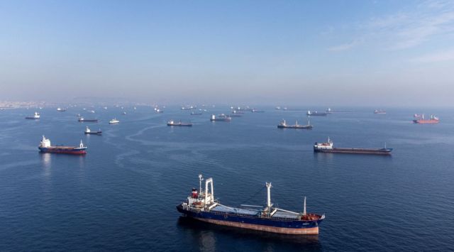 Các tàu hàng thương mại qua eo biển Bosphorus