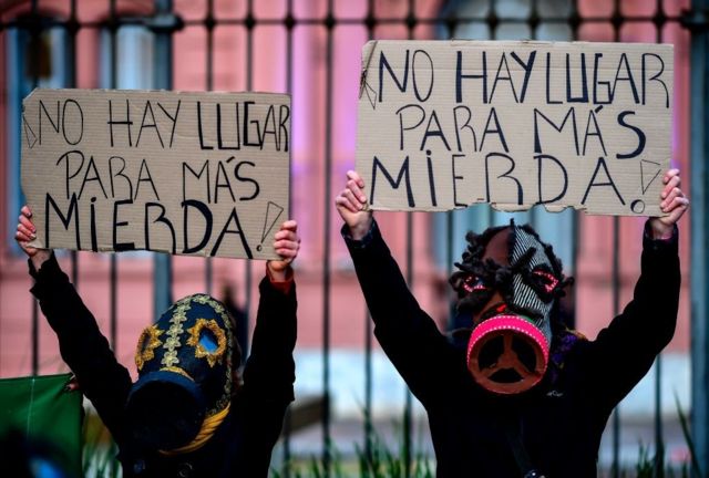 阿根廷民众在布宜诺斯艾利斯的总统府前抗议。(photo:BBC)