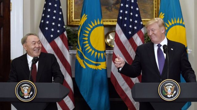 Nursultán Nazarbáyev, el único presidente de la historia de Kazajistán que tiene el poder de cambiar el alfabeto y mudar de lugar la capital del país - BBC News Mundo