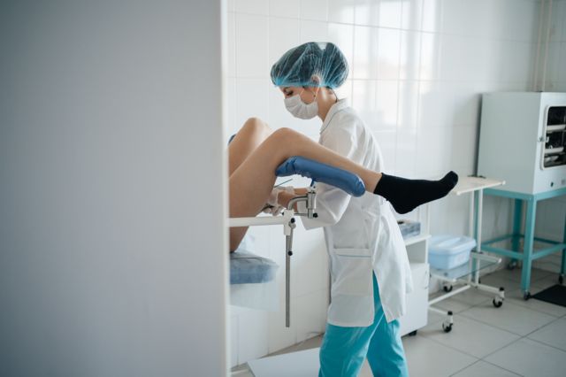 Médica faz exame ginecológico em paciente 