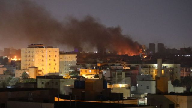 Violencia en Sudán: "Los bombardeos me obligaron a sacar del hospital a mi  hija enferma" - BBC News Mundo