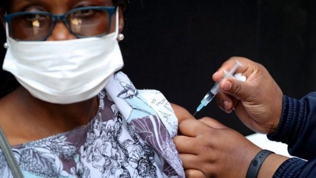 یک زن در آفریقای جنوبی واکسن کرونا می‌زند