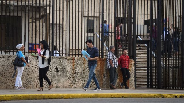 Cubanos afuera de la embajada de EE.UU. en Cuba