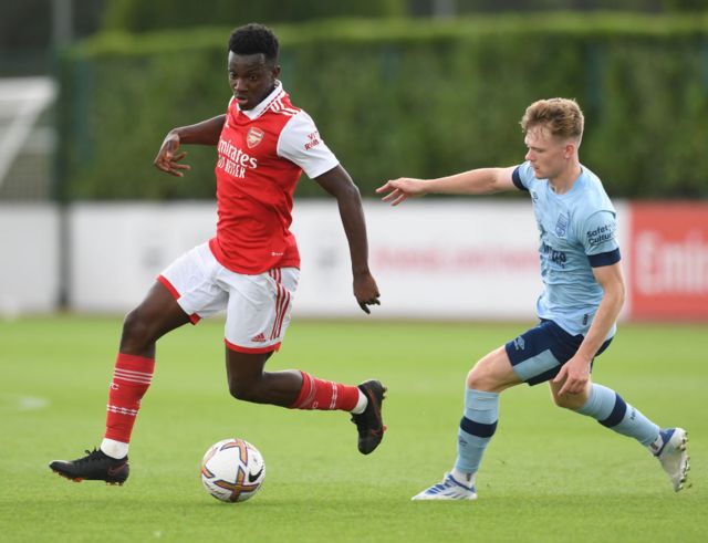 Eddie Nketiah advances with the ball against Brentford