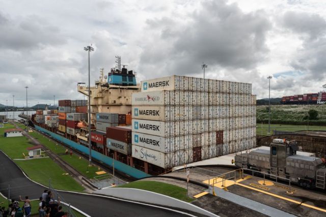 Un carguero pasando por la exclusa de Miraflores del Canal de Panamá