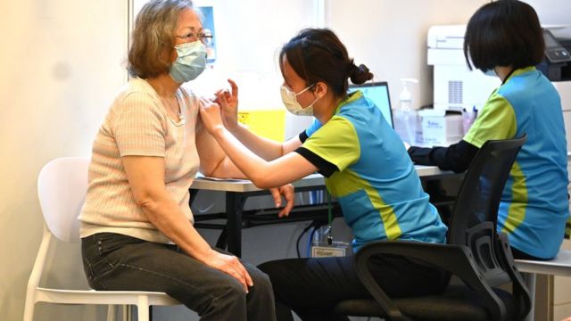 An old lady in a community vaccination spot in Hong Kong receives the new crown vaccination (23/2/2021)