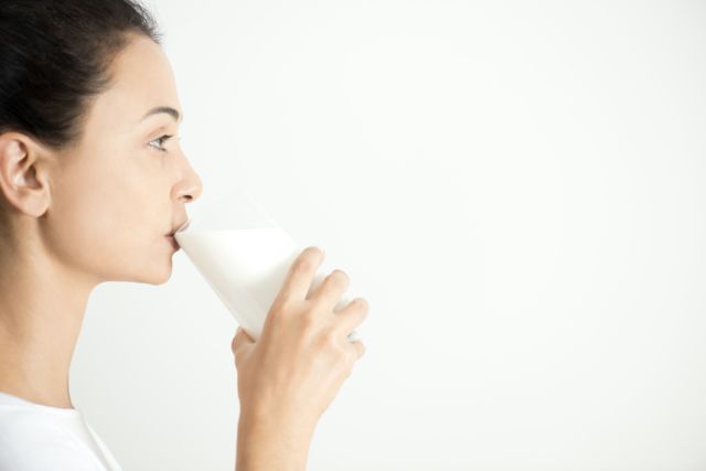 Mujer tomando leche.