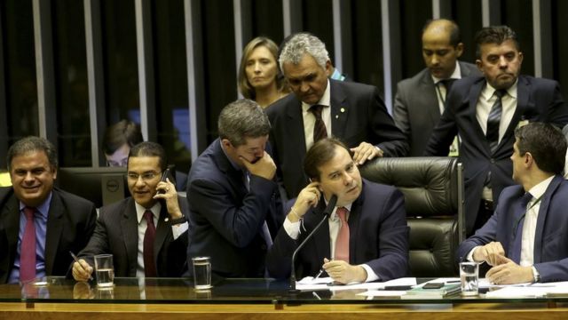 Líder do governo na Câmara, delegado Waldir fala com o presidente da Casa, Rodrigo Maia