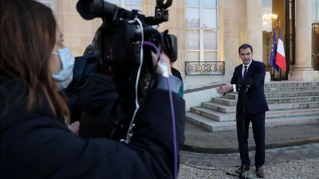 El ministro de Salud de Francia, Olivier Veran, habla con la prensa después de una reunión con científicos.