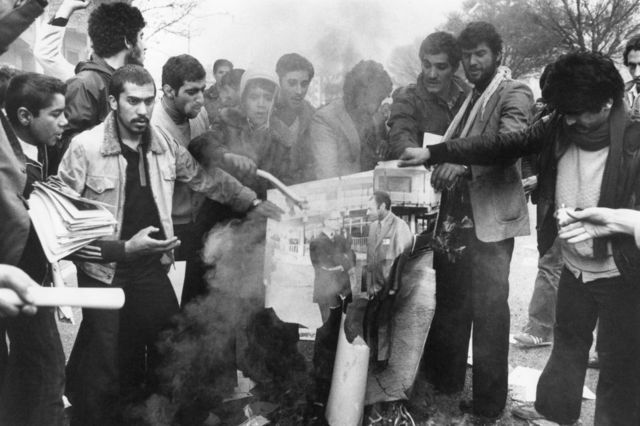 معترضان در تهران، ۲۲ دی‌ماه ۱۳۵۷، عکس از میشل ستبان