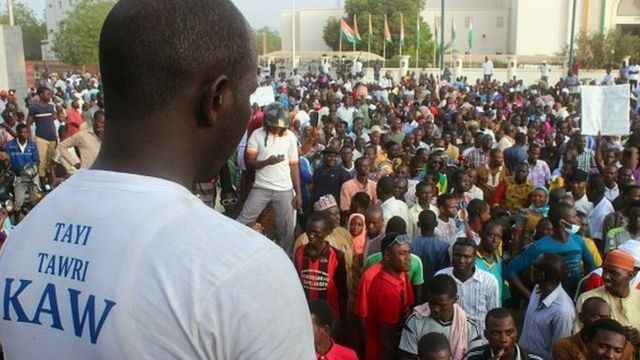 Ils ont tenu un meeting à la place de la concertation, devant le siège de l'Assemblée Nationale