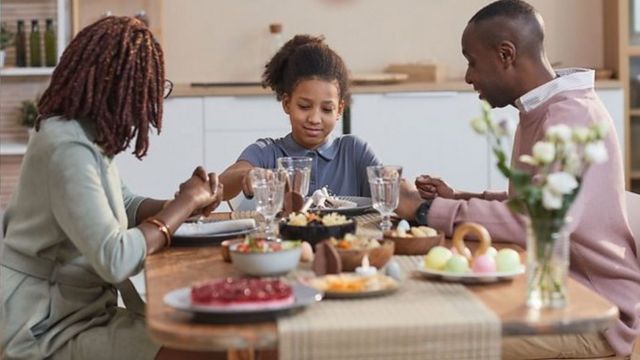 Os adolescentes podem falar mais abertamente em situações em que podem voltar os olhos para a comida em vez de fazer contato visual com os pais